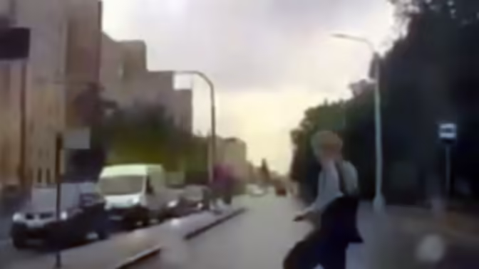 В Петербурге на видео попало, как Exeed на скорости сбил самокатчика