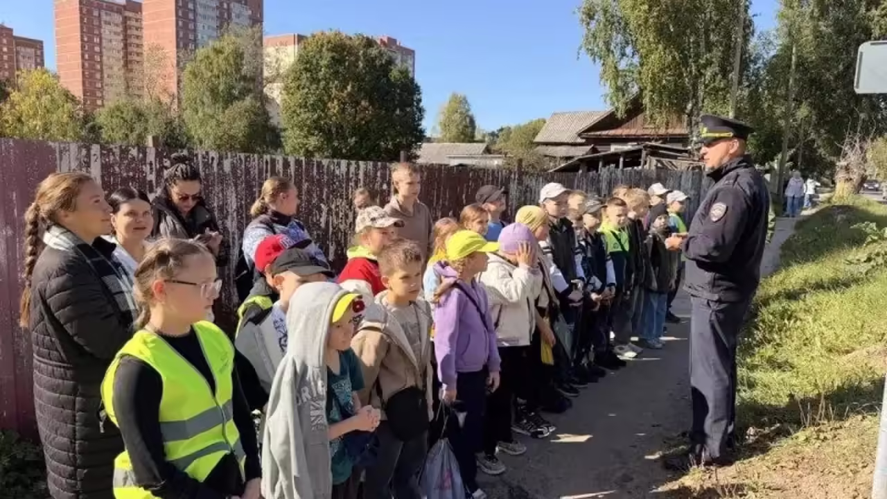 Школьники запустили вызывной светофор возле Коми национальной гимназии в Сыктывкаре