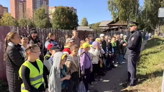 Школьники запустили вызывной светофор возле Коми национальной гимназии в Сыктывкаре