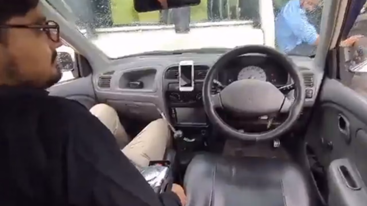 В Пакистане на видео попало, как беспилотное авто врезалось в машину полиции