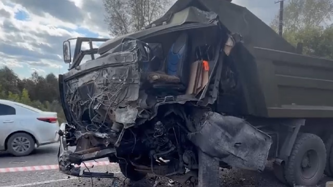 В Кузбассе столкнулись грузовик и пассажирский автобус, есть пострадавшие