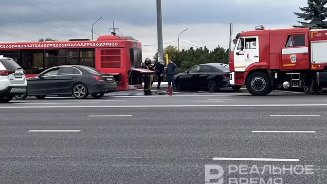 В Казани на улице Ершова загорелся автобус
