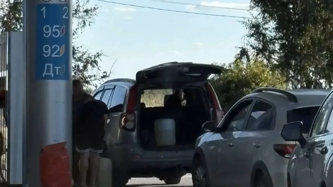 Туляки продолжают массово запасаться бензином в канистры