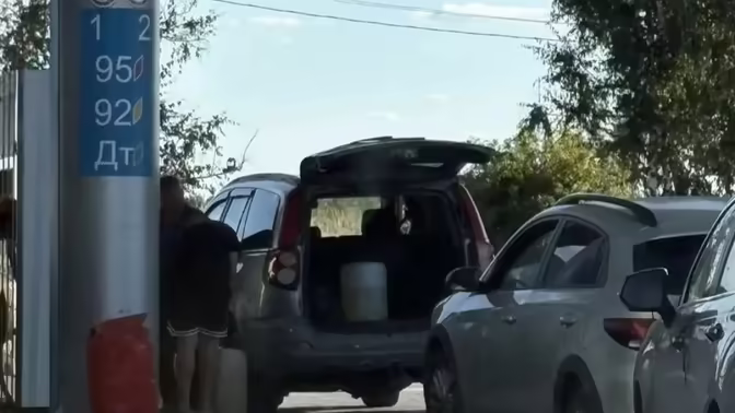 Туляки продолжают массово запасаться бензином в канистры
