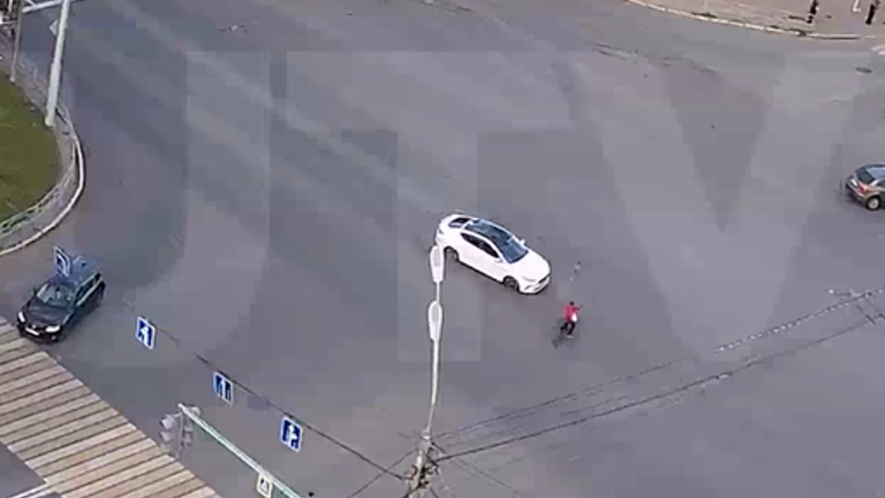 В Уфе на видео попало, как легковой автомобиль сбил велокурьера