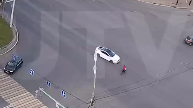 В Уфе на видео попало, как легковой автомобиль сбил велокурьера