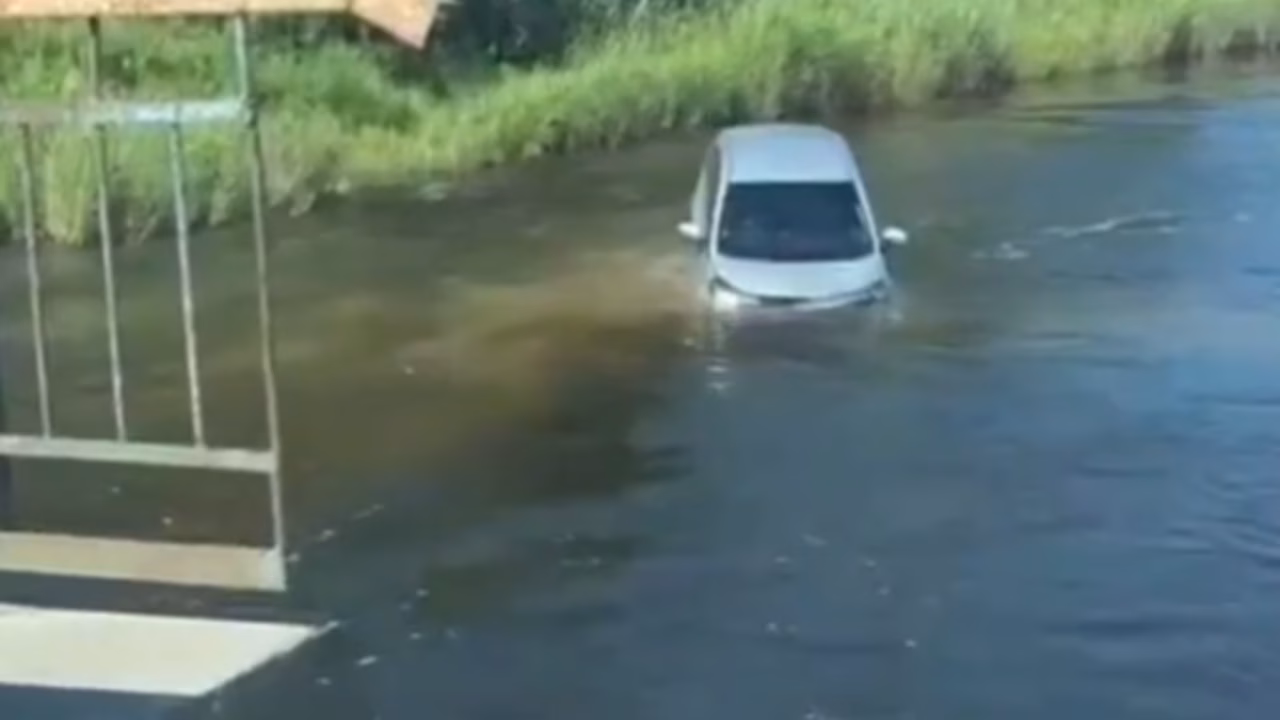 Автомобиль с людьми оказался в реке в районе Безверхово Приморского края
