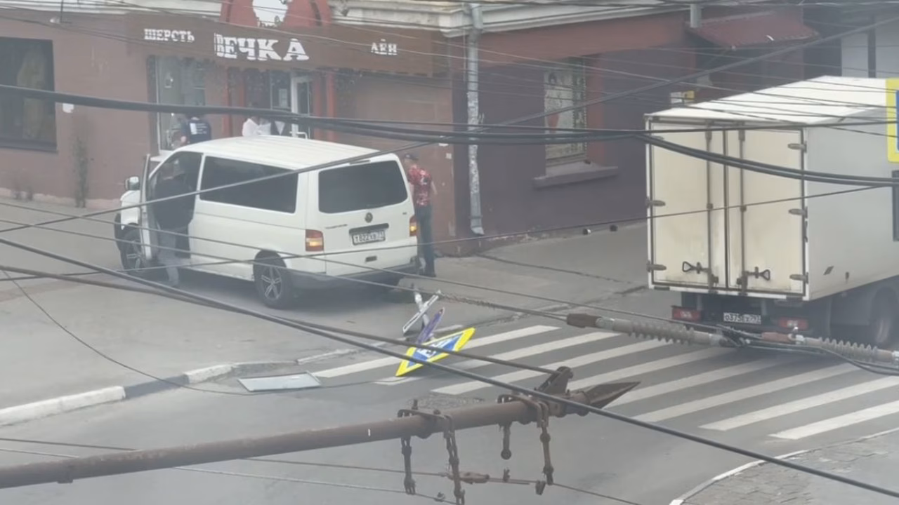 В Туле водитель задним ходом сбил знак на проспекте Ленина