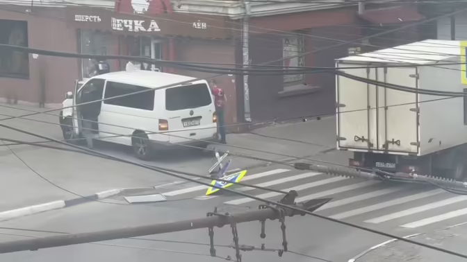 В Туле водитель задним ходом сбил знак на проспекте Ленина