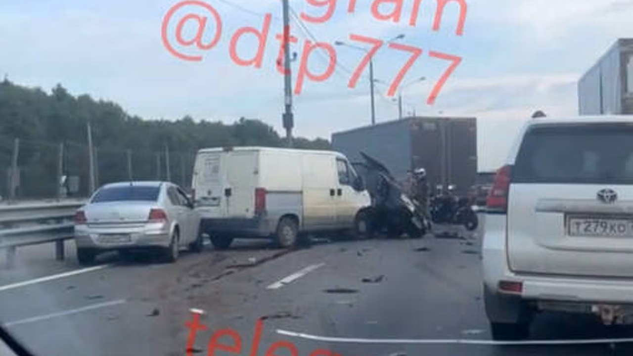 В Москве на видео сняли последствия ДТП с микроавтобусом и легковушкой