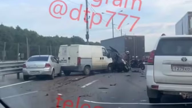 В Москве на видео сняли последствия ДТП с микроавтобусом и легковушкой