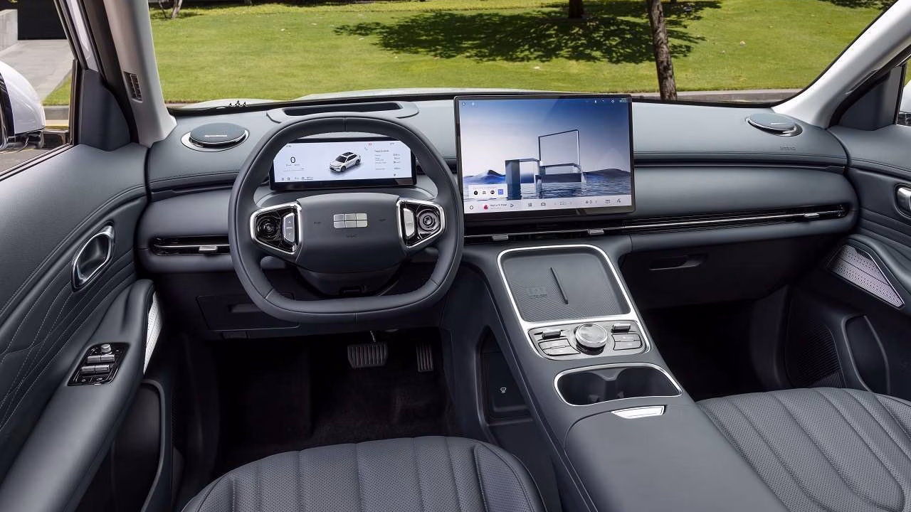 Популярный экономичный кроссовер Geely получил полный привод: подробности и цены