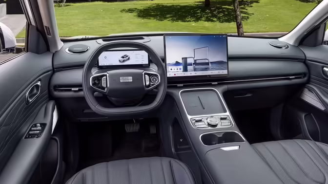 Популярный экономичный кроссовер Geely получил полный привод: подробности и цены