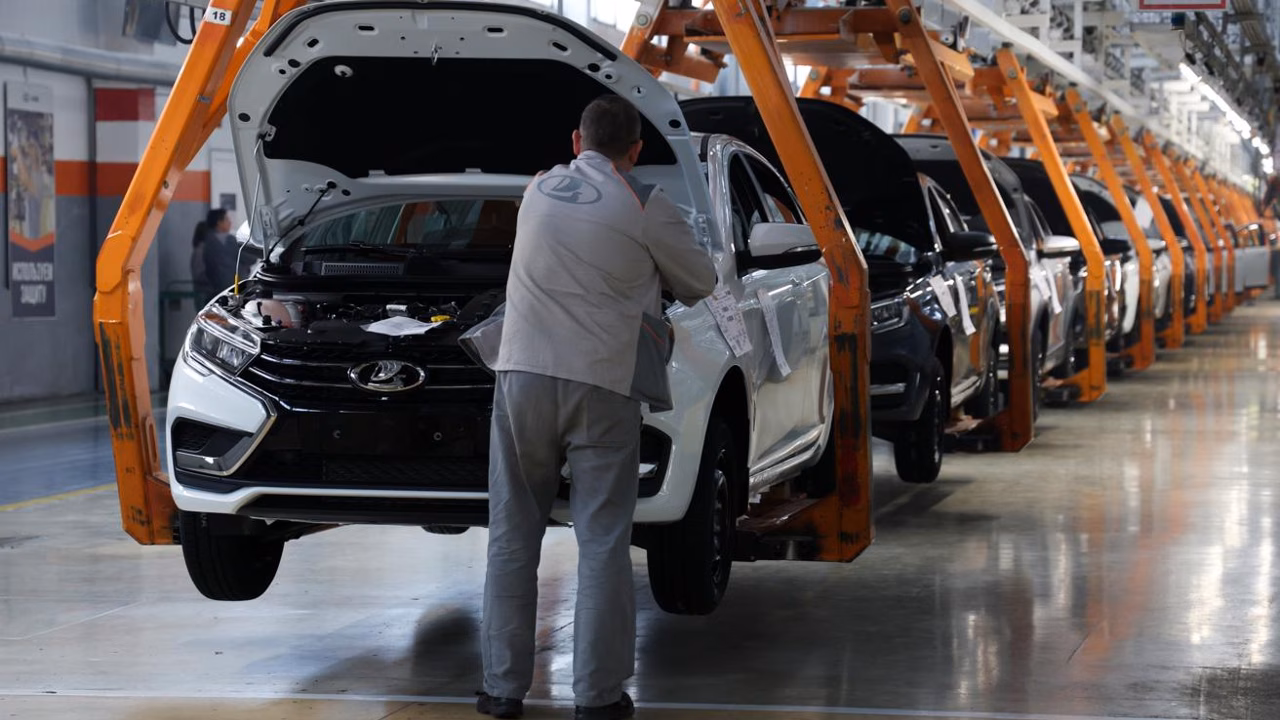 "Автоваз" прогнозирует рынок новых легковых авто и LCV на уровне 2025 года