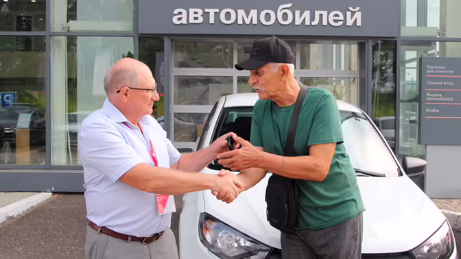 Соцфонд передал 12 кузбассовцам адаптированные автомобили