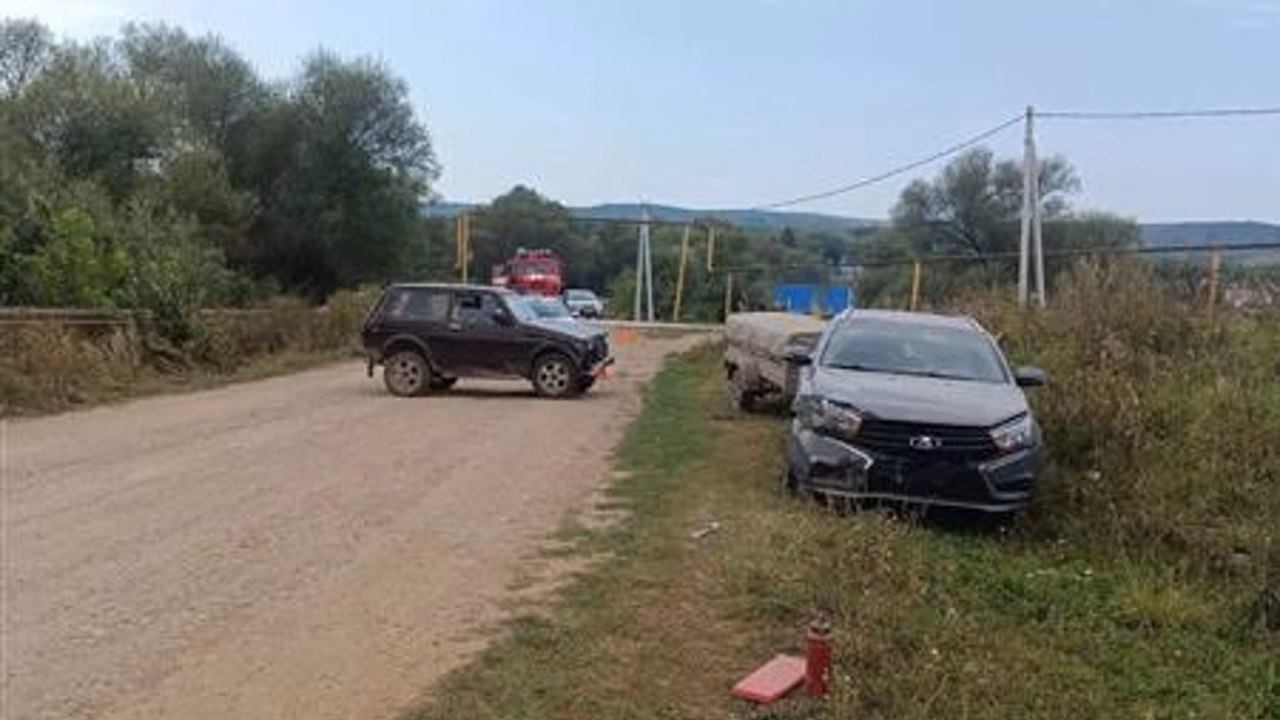 Два человека госпитализированы после лобового столкновения в Исаклинском районе