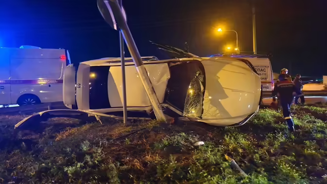 Спасатели вызволили водителя из автомобиля после ДТП на Кубани