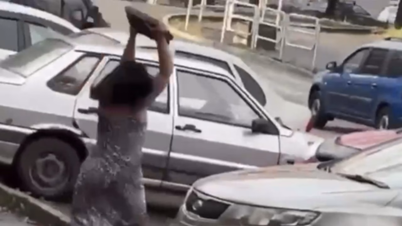 В Челябинске женщина разбила капот авто из-за того, что водитель трогал ее ребенка