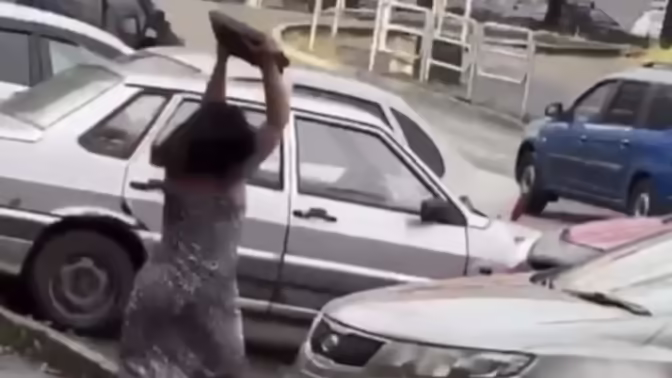 В Челябинске женщина разбила капот авто из-за того, что водитель трогал ее ребенка