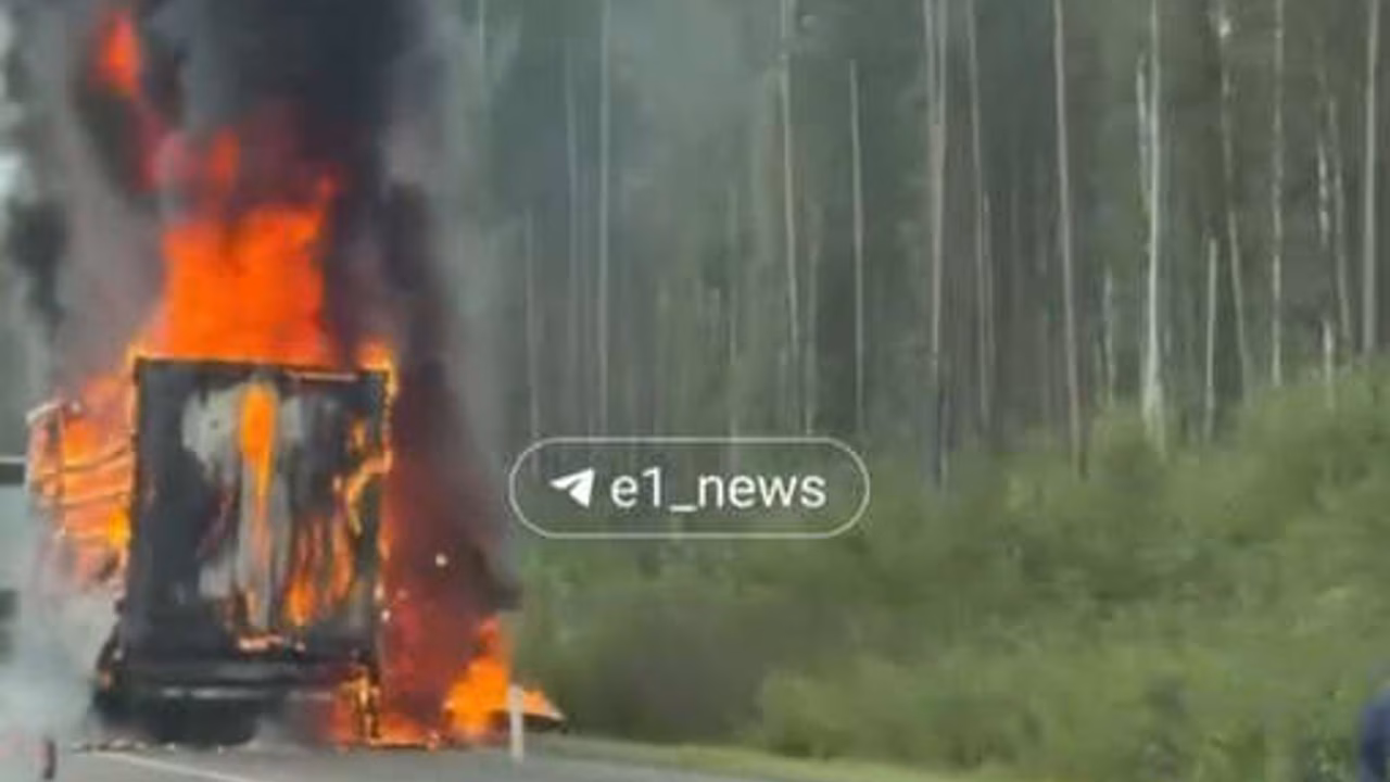 В Екатеринбурге на видео попала горящая фура, перевозившая резину