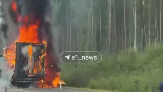 В Екатеринбурге на видео попала горящая фура, перевозившая резину