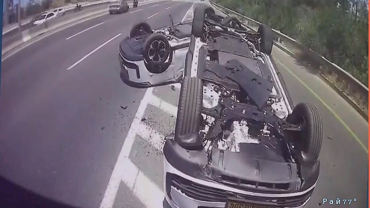 Легковушка подрезала автовоз, с которого упали два автомобиля
