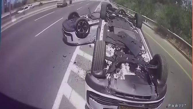Легковушка подрезала автовоз, с которого упали два автомобиля