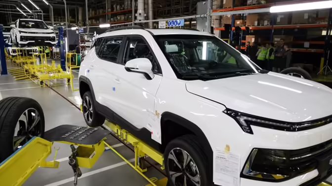 Мантуров заявил о росте доли отечественных авто до 63,5%