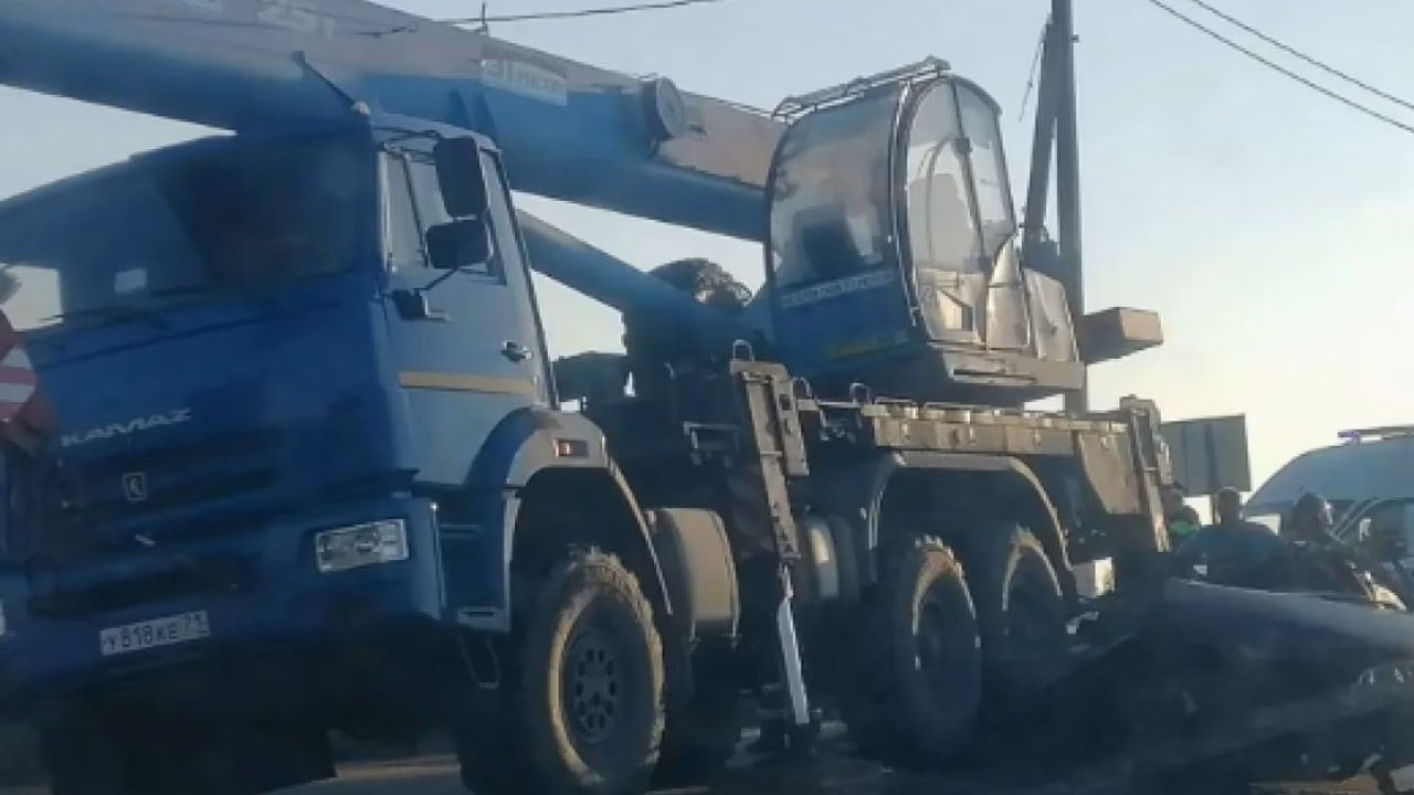 В Туле автомобиль столкнулся с автокраном на Калужском шоссе