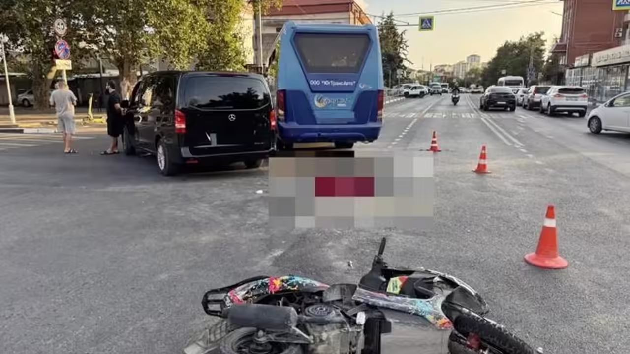 В Геленджике в ДТП с пассажирским автобусом скончался водитель мопеда