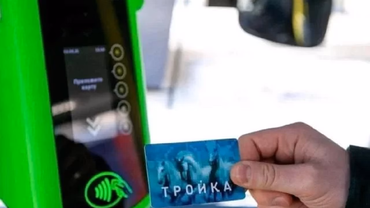 В иркутских автобусах запустили оплату проезда картами Тройка через валидаторы