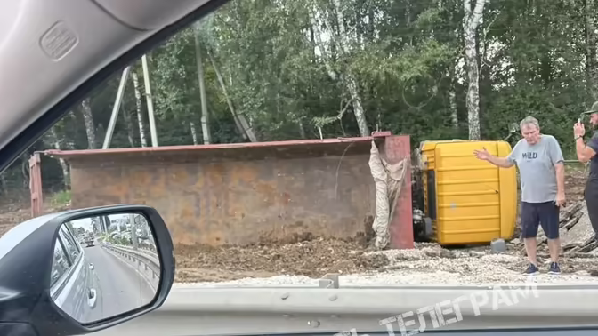 Грузовик опрокинулся в Туле