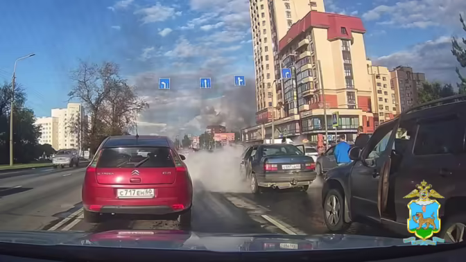 В Пскове экипаж ДПС помог потушить загоревшийся в дорожном заторе автомобиль