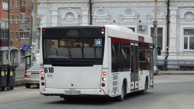 В Ростове водитель маршрутки № 113 угощал пассажиров конфетами