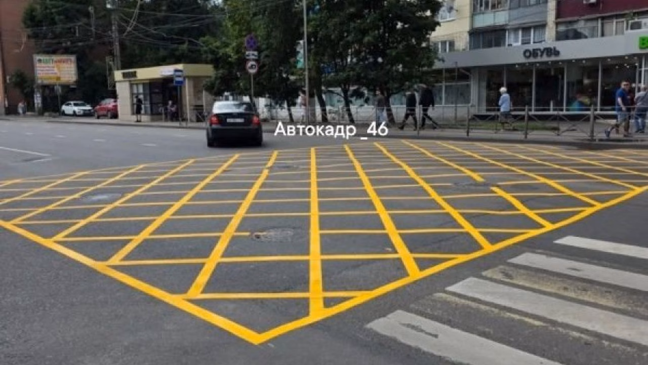 В Курске на перекрестках появилась разметка "вафельница"