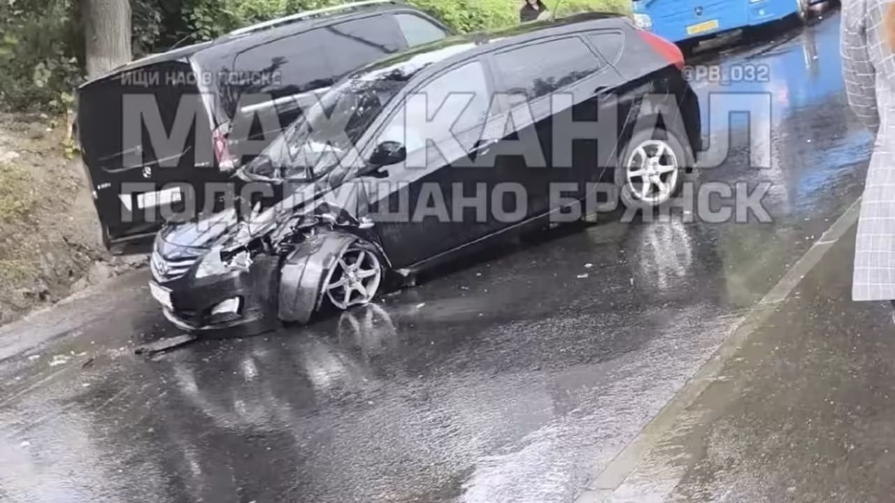 В Брянске столкнулись две иномарки