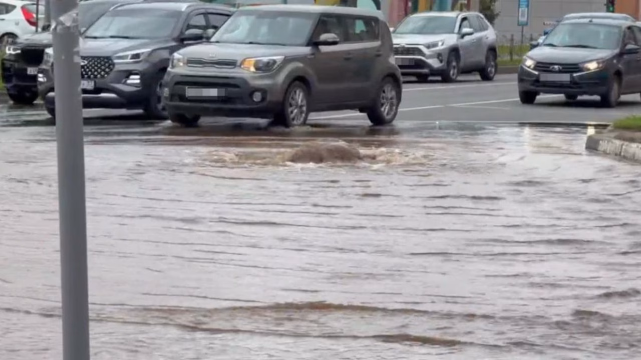 В Иванове затоплен перекресток из-за прорыва коммуникаций