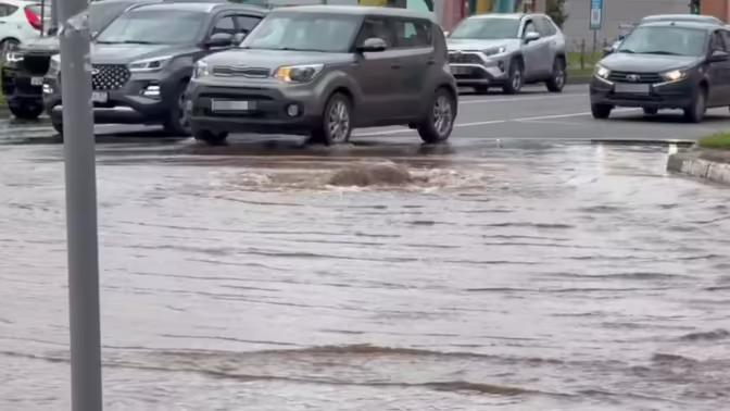 В Иванове затоплен перекресток из-за прорыва коммуникаций