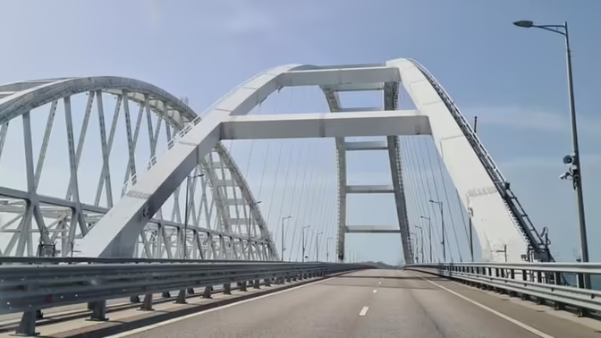 Перед Крымским мостом скопились в очереди более 200 автомобилей