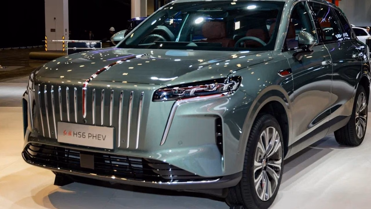Гибридный Hongqi HS6 проехал 2327 км без дозаправки и подзарядки