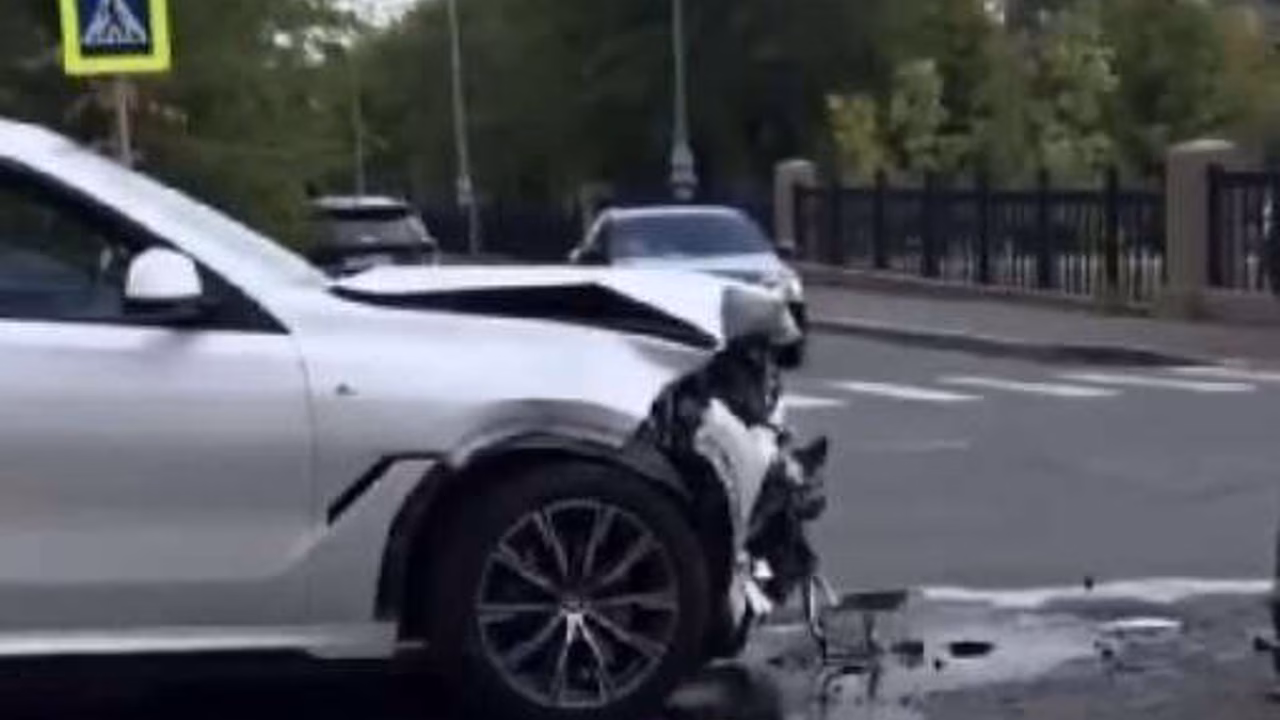 В Магнитогорске легковушка врезалась в жилой дом после столкновения с BMW