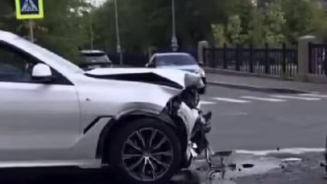 В Магнитогорске легковушка врезалась в жилой дом после столкновения с BMW