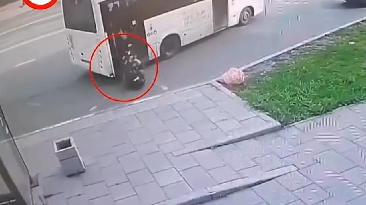 Россиянка с ребенком выпали из автобуса и попали на видео