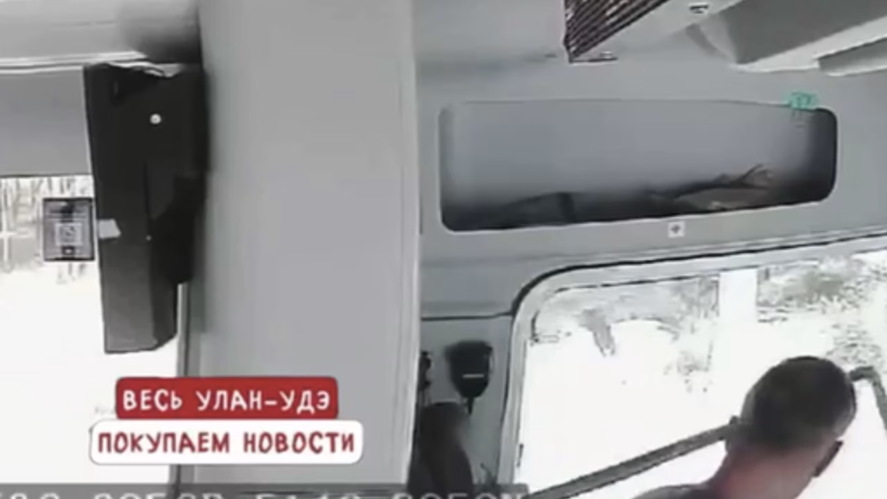 В Улан-Удэ на видео попало, как водитель от злости выбил окно в автобусе