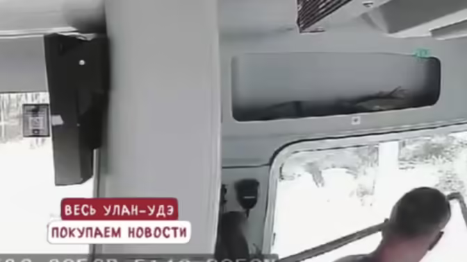В Улан-Удэ на видео попало, как водитель от злости выбил окно в автобусе