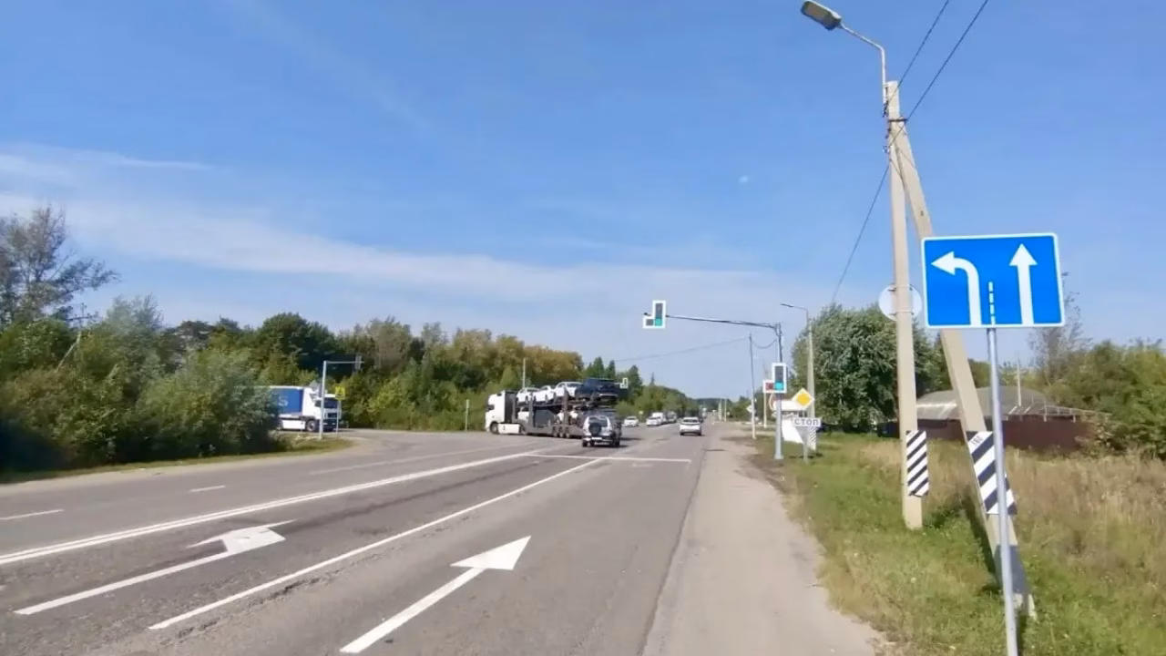 На въезде в деревню Лужки по просьбе жителей установили светофор