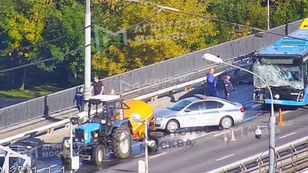 На юге Москвы поливальная машина столкнулась с пассажирским автобусом