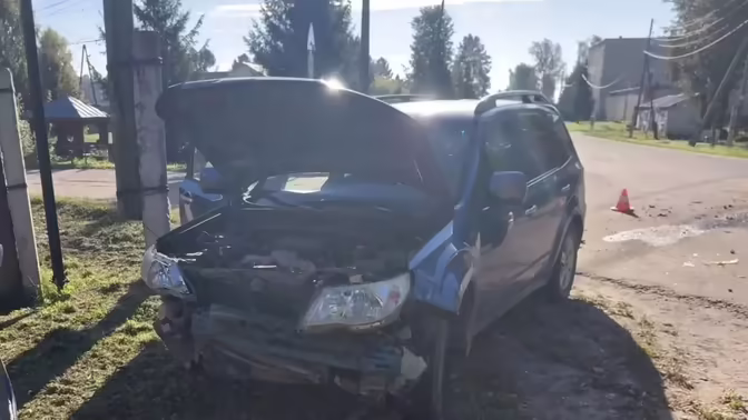 В Туже водитель «Субару» врезался в «Гранту» и сбил пешехода