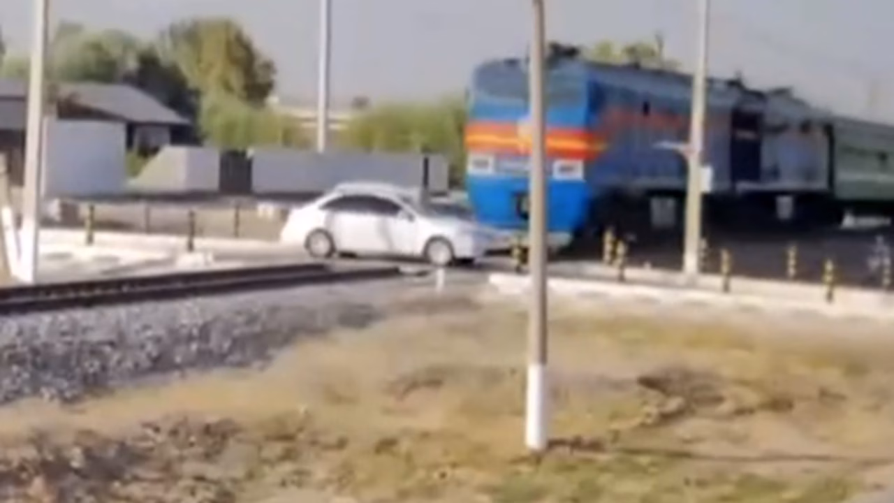 В Узбекистане на видео попало, как поезд на скорости снес легковушку
