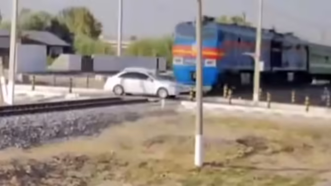 В Узбекистане на видео попало, как поезд на скорости снес легковушку